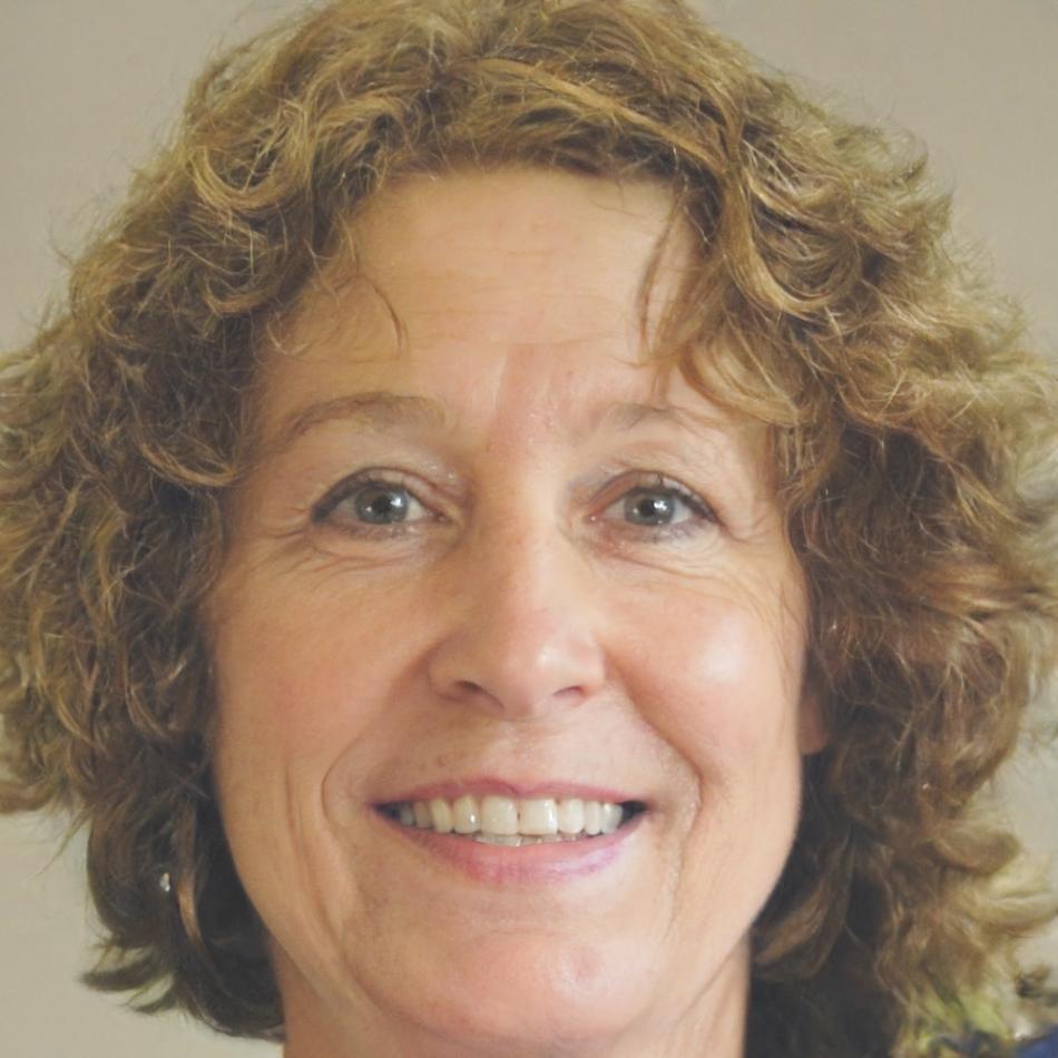 Sienna Kavanagh, Senior Financial Analyst